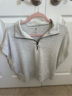 Women’s Short sleeve sweatshirt 1/4 zip. Size L.